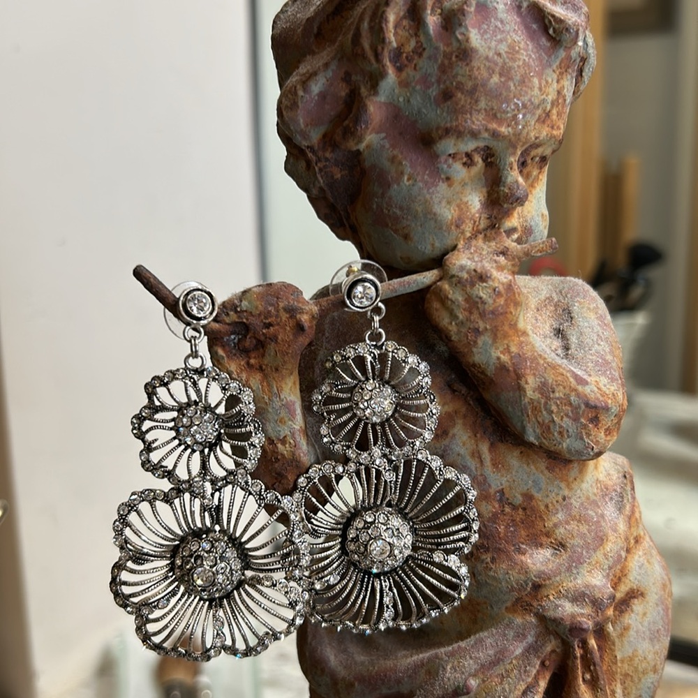 lg.cristal and metal? costume earrings